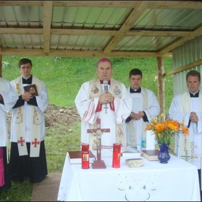 18 iunie 2008: Poiana Micului: Sfinţirea pietrei de temelie a bisericii "Divina Îndurare"