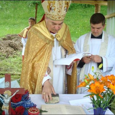 18 iunie 2008: Poiana Micului: Sfinţirea pietrei de temelie a bisericii "Divina Îndurare"