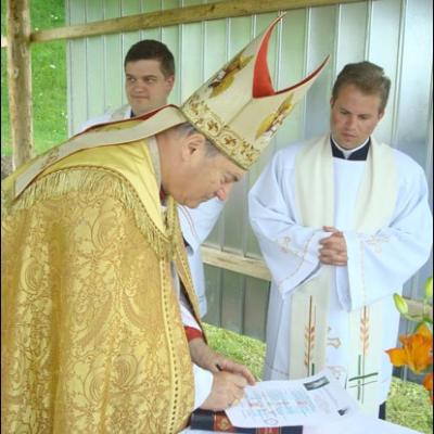 18 iunie 2008: Poiana Micului: Sfinţirea pietrei de temelie a bisericii "Divina Îndurare"