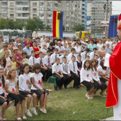 28 iunie 2008: Administrarea Mirului în Parohia Iaşi "Sf. Anton de Padova " (foto: Cristian Lisacovschi)