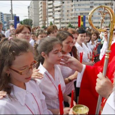 28 iunie 2008: Administrarea Mirului în Parohia Iaşi "Sf. Anton de Padova " (foto: Cristian Lisacovschi)