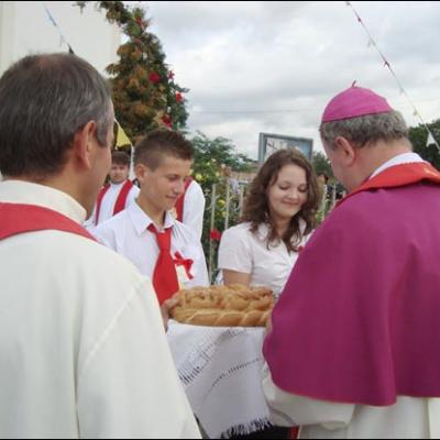 30 august 2008: Administrarea Mirului în Parohia Podu Iloaie la 14 copii