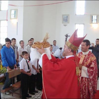 30 august 2008: Administrarea Mirului în Parohia Podu Iloaie la 14 copii