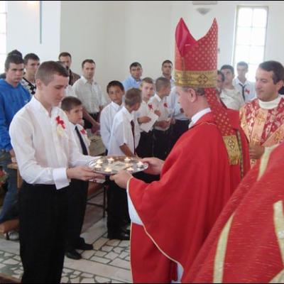 30 august 2008: Administrarea Mirului în Parohia Podu Iloaie la 14 copii