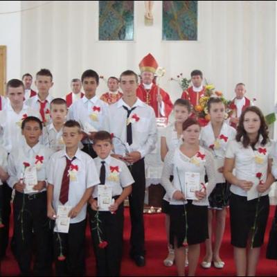 30 august 2008: Administrarea Mirului în Parohia Podu Iloaie la 14 copii