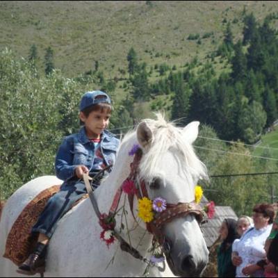 31 august 2008: Administrarea Mirului în Parohia Ciugheş la 100 de copii