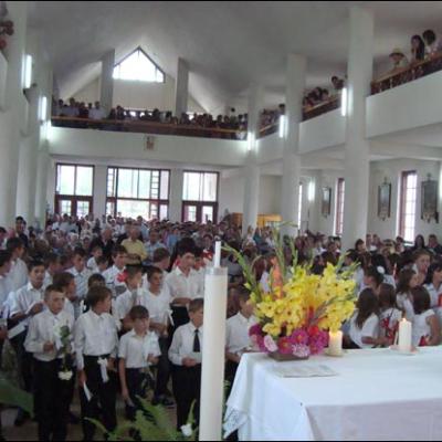 31 august 2008: Administrarea Mirului în Parohia Ciugheş la 100 de copii