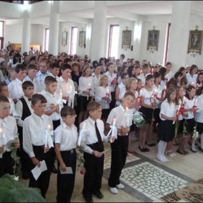 31 august 2008: Administrarea Mirului în Parohia Ciugheş la 100 de copii