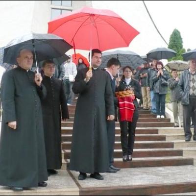 15 septembrie 2008: Iaşi "Sfânta Tereza a Pruncului Isus": Sfinţirea grotei dedicată Fecioarei Maria de la Lourdes şi a statuii papei Ioan Paul al II-lea
