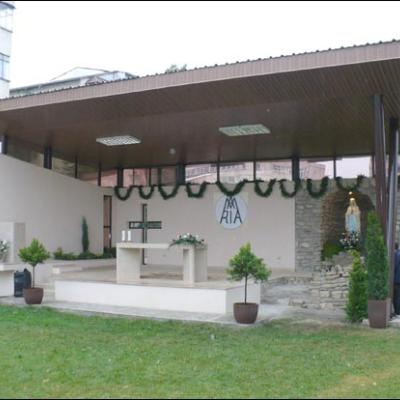 15 septembrie 2008: Iaşi "Sfânta Tereza a Pruncului Isus": Sfinţirea grotei dedicată Fecioarei Maria de la Lourdes şi a statuii papei Ioan Paul al II-lea