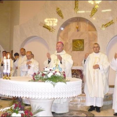 15 septembrie 2008: Iaşi "Sfânta Tereza a Pruncului Isus": Sfinţirea grotei dedicată Fecioarei Maria de la Lourdes şi a statuii papei Ioan Paul al II-lea