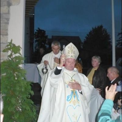 15 septembrie 2008: Iaşi "Sfânta Tereza a Pruncului Isus": Sfinţirea grotei dedicată Fecioarei Maria de la Lourdes şi a statuii papei Ioan Paul al II-lea