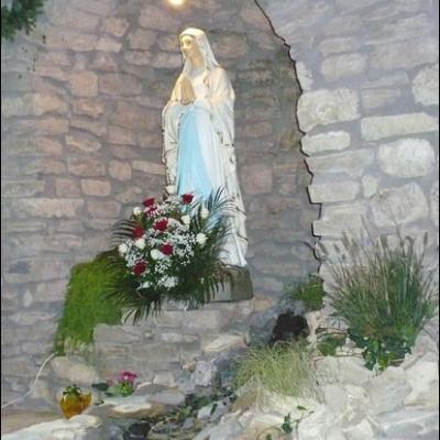 15 septembrie 2008: Iaşi "Sfânta Tereza a Pruncului Isus": Sfinţirea grotei dedicată Fecioarei Maria de la Lourdes şi a statuii papei Ioan Paul al II-lea