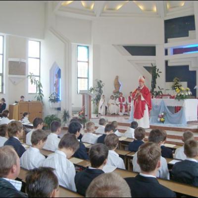 20 septembrie 2008: Administrarea Mirului în Parohia Piatra Neamţ "Sf. Tereza a Pruncului Isus"