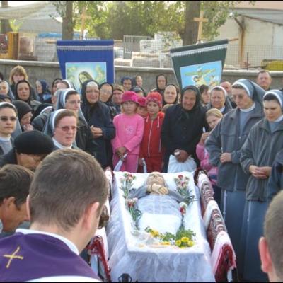 4 octombrie 2008: Hălăuceşti: Înmormântarea sorei Gabriela Muraru