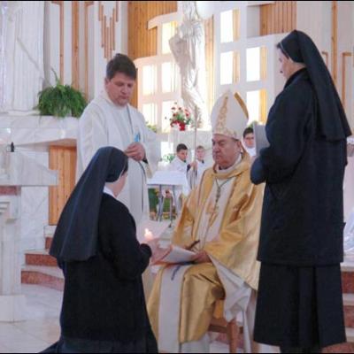 25 martie 2009: Bacău "Sfânta Cruce": Prima profesiune şi înnoirea voturilor în familia religioasă SCMP
