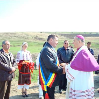 13 aprilie 2009: Fântânele Vechi: Sfinţirea pietrei de temelie a viitoarei biserici cu hramul "Sfinţii Petru şi Paul"