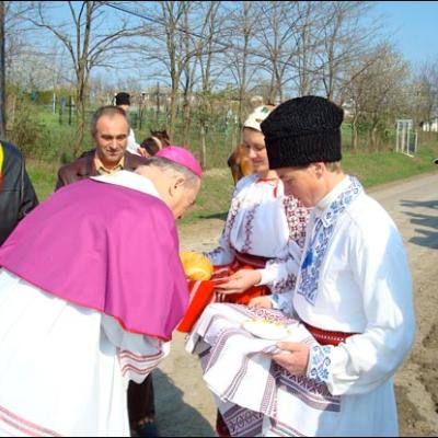13 aprilie 2009: Fântânele Vechi: Sfinţirea pietrei de temelie a viitoarei biserici cu hramul "Sfinţii Petru şi Paul"
