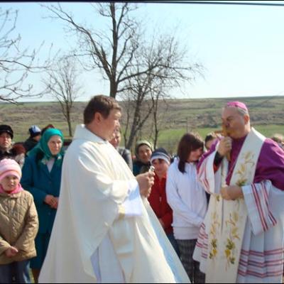 13 aprilie 2009: Fântânele Vechi: Sfinţirea pietrei de temelie a viitoarei biserici cu hramul "Sfinţii Petru şi Paul"