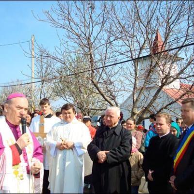13 aprilie 2009: Fântânele Vechi: Sfinţirea pietrei de temelie a viitoarei biserici cu hramul "Sfinţii Petru şi Paul"