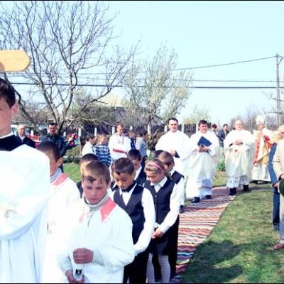 13 aprilie 2009: Fântânele Vechi: Sfinţirea pietrei de temelie a viitoarei biserici cu hramul "Sfinţii Petru şi Paul"