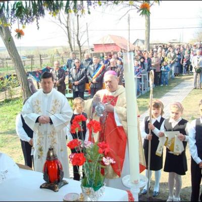 13 aprilie 2009: Fântânele Vechi: Sfinţirea pietrei de temelie a viitoarei biserici cu hramul "Sfinţii Petru şi Paul"