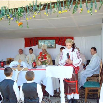13 aprilie 2009: Fântânele Vechi: Sfinţirea pietrei de temelie a viitoarei biserici cu hramul "Sfinţii Petru şi Paul"