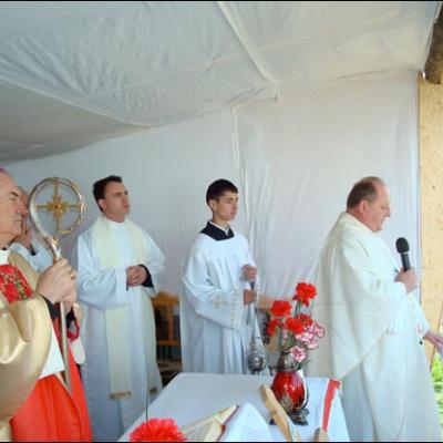 13 aprilie 2009: Fântânele Vechi: Sfinţirea pietrei de temelie a viitoarei biserici cu hramul "Sfinţii Petru şi Paul"