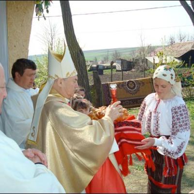 13 aprilie 2009: Fântânele Vechi: Sfinţirea pietrei de temelie a viitoarei biserici cu hramul "Sfinţii Petru şi Paul"