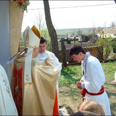 13 aprilie 2009: Fântânele Vechi: Sfinţirea pietrei de temelie a viitoarei biserici cu hramul "Sfinţii Petru şi Paul"