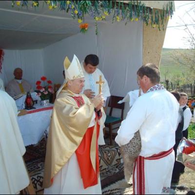 13 aprilie 2009: Fântânele Vechi: Sfinţirea pietrei de temelie a viitoarei biserici cu hramul "Sfinţii Petru şi Paul"