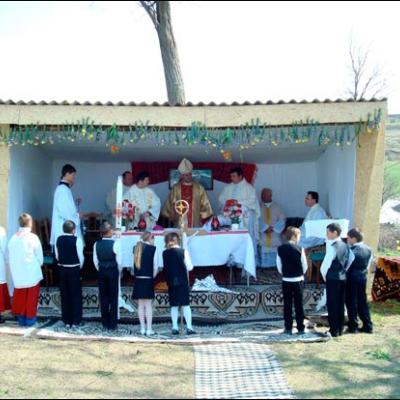 13 aprilie 2009: Fântânele Vechi: Sfinţirea pietrei de temelie a viitoarei biserici cu hramul "Sfinţii Petru şi Paul"
