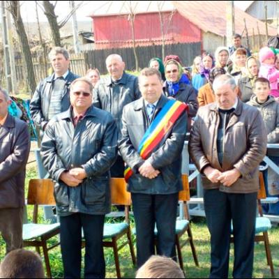 13 aprilie 2009: Fântânele Vechi: Sfinţirea pietrei de temelie a viitoarei biserici cu hramul "Sfinţii Petru şi Paul"