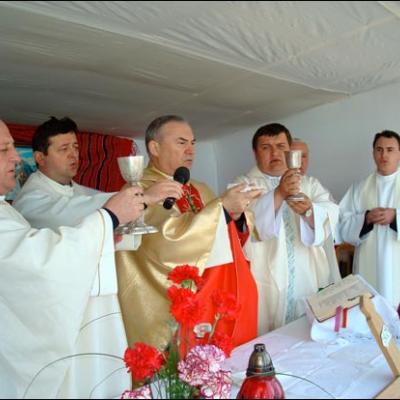 13 aprilie 2009: Fântânele Vechi: Sfinţirea pietrei de temelie a viitoarei biserici cu hramul "Sfinţii Petru şi Paul"