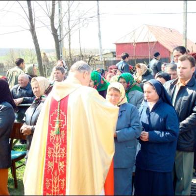 13 aprilie 2009: Fântânele Vechi: Sfinţirea pietrei de temelie a viitoarei biserici cu hramul "Sfinţii Petru şi Paul"