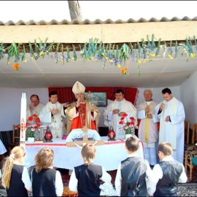 13 aprilie 2009: Fântânele Vechi: Sfinţirea pietrei de temelie a viitoarei biserici cu hramul "Sfinţii Petru şi Paul"
