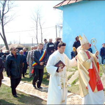 13 aprilie 2009: Fântânele Vechi: Sfinţirea pietrei de temelie a viitoarei biserici cu hramul "Sfinţii Petru şi Paul"