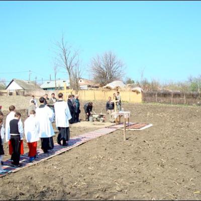 13 aprilie 2009: Fântânele Vechi: Sfinţirea pietrei de temelie a viitoarei biserici cu hramul "Sfinţii Petru şi Paul"