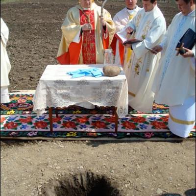 13 aprilie 2009: Fântânele Vechi: Sfinţirea pietrei de temelie a viitoarei biserici cu hramul "Sfinţii Petru şi Paul"