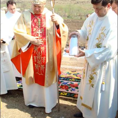 13 aprilie 2009: Fântânele Vechi: Sfinţirea pietrei de temelie a viitoarei biserici cu hramul "Sfinţii Petru şi Paul"