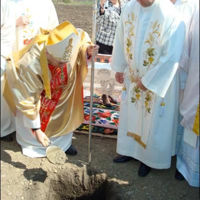 13 aprilie 2009: Fântânele Vechi: Sfinţirea pietrei de temelie a viitoarei biserici cu hramul "Sfinţii Petru şi Paul"
