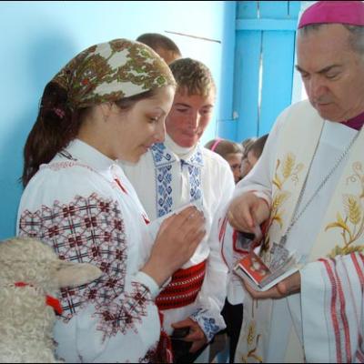 13 aprilie 2009: Fântânele Vechi: Sfinţirea pietrei de temelie a viitoarei biserici cu hramul "Sfinţii Petru şi Paul"