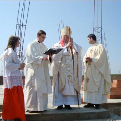 13 aprilie 2009: Moara: Binecuvântarea lucrării de construcţie la noul centru parohial de către PS Aurel Percă