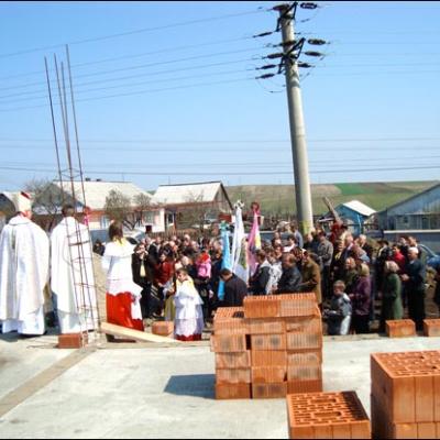 13 aprilie 2009: Moara: Binecuvântarea lucrării de construcţie la noul centru parohial de către PS Aurel Percă