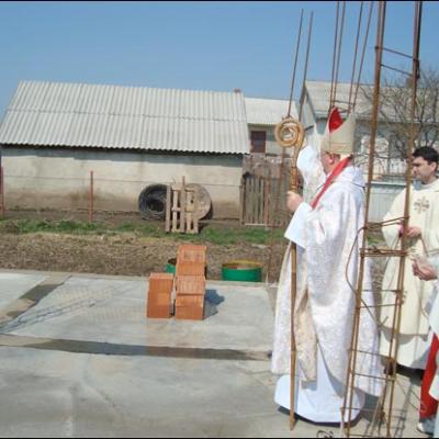 13 aprilie 2009: Moara: Binecuvântarea lucrării de construcţie la noul centru parohial de către PS Aurel Percă