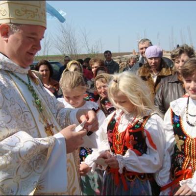 13 aprilie 2009: Moara: Binecuvântarea lucrării de construcţie la noul centru parohial de către PS Aurel Percă