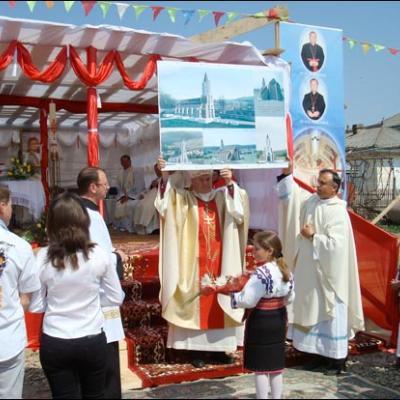 26 aprilie 2009: Iugani: Sfinţirea pietrei de temelie a noii biserici