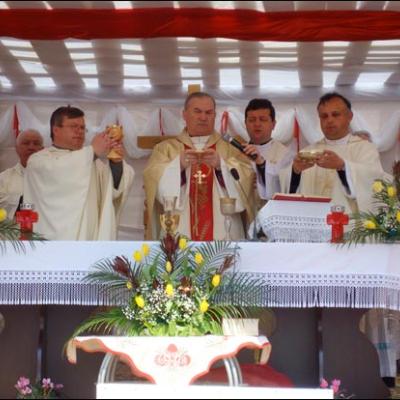 26 aprilie 2009: Iugani: Sfinţirea pietrei de temelie a noii biserici