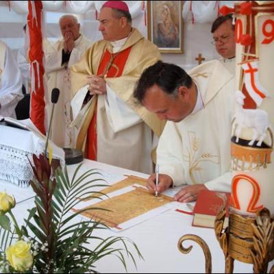 26 aprilie 2009: Iugani: Sfinţirea pietrei de temelie a noii biserici