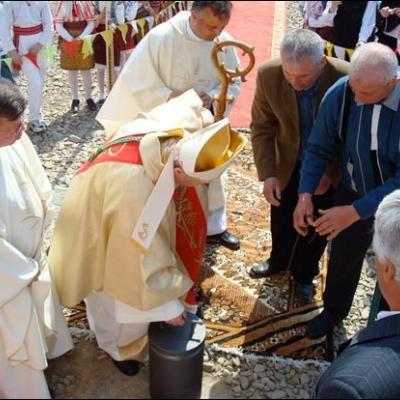 26 aprilie 2009: Iugani: Sfinţirea pietrei de temelie a noii biserici